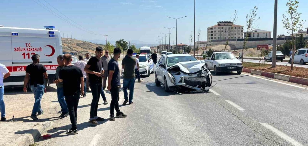 Adıyaman’ın Besni ilçesinde iki otomobilin çarpışması sonucu 2 kişi yaralandı.