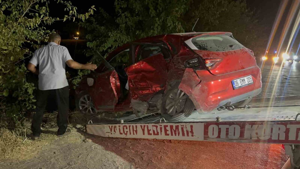 Adıyaman’da iki otomobilin çarpışması sonucu meydana gelen trafik kazasında 3