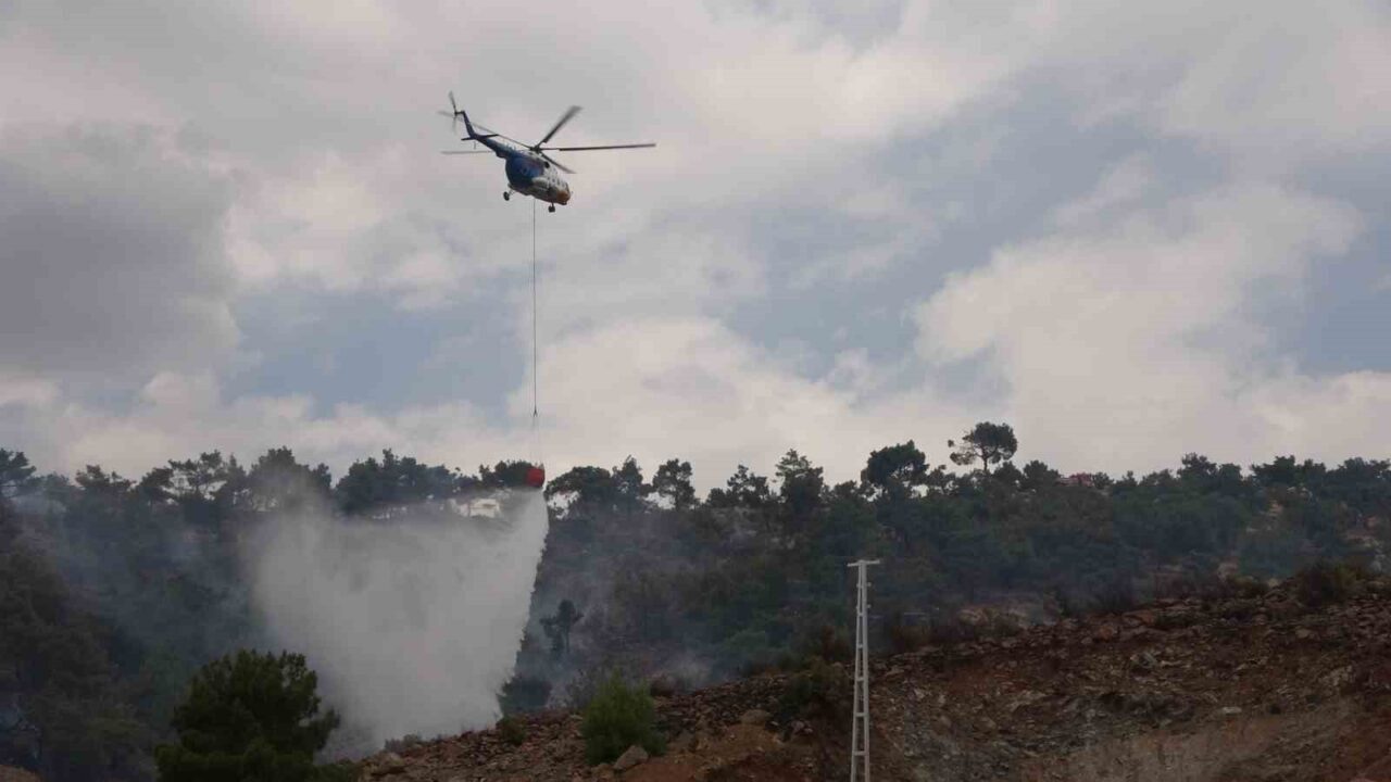 Adıyaman’da meydana gelen orman yangınına helikopterle müdahale edildi. Meydana gelen