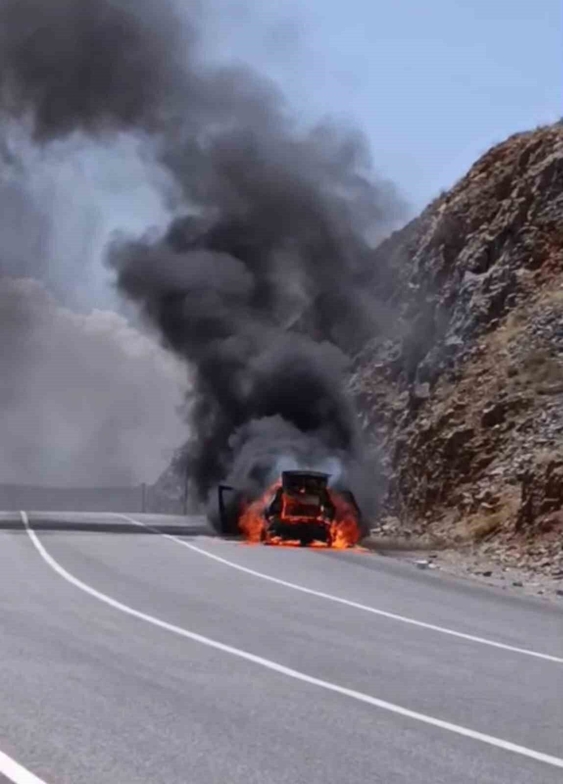 Adıyaman-Çelikhan karayolunda seyir halindeki bir otomobil, henüz belirlenemeyen bir nedenle