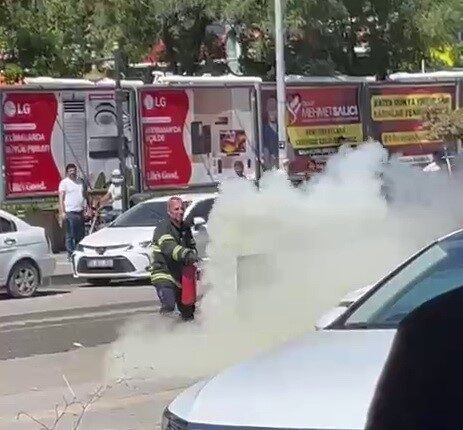 Adıyaman’da, kaldırım üzerindeki trafoda meydana gelen yangın korkuttu. Edinilen bilgilere