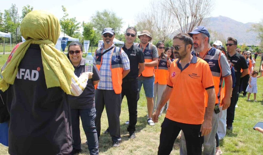 AFAD Kayseri İl Müdürlüğü tarafından düzenlenen etkinlikte AFAD gönüllüleri bir
