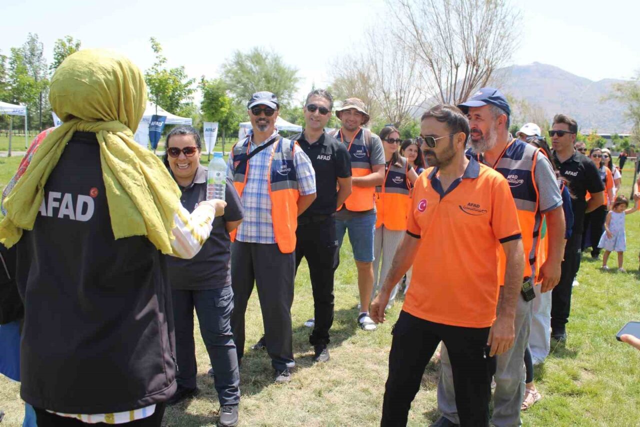 AFAD Kayseri İl Müdürlüğü tarafından düzenlenen etkinlikte AFAD gönüllüleri bir