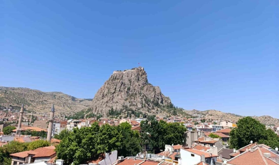 Yapılan son meteorolojik değerlendirmelere göre, Afyonkarahisar’da bugün hava sıcaklıklarının 35