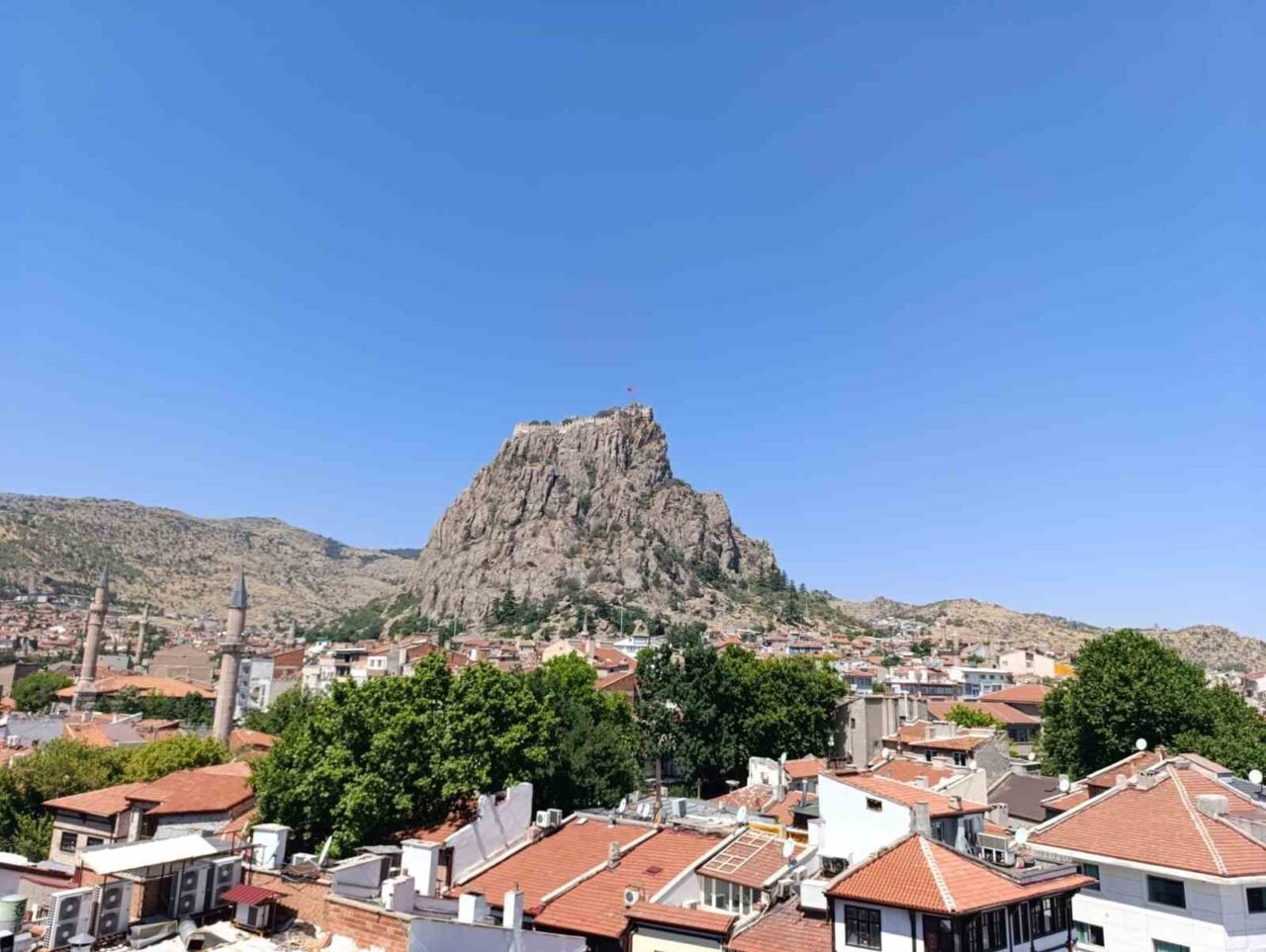 Yapılan son meteorolojik değerlendirmelere göre, Afyonkarahisar’da bugün hava sıcaklıklarının 35