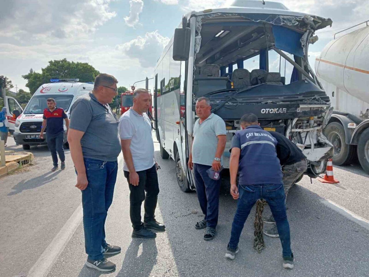 Afyonkarahisar’da midibüs ile kamyonun çarpıştığı kazada 7 kişi yaralandı. Kaza,