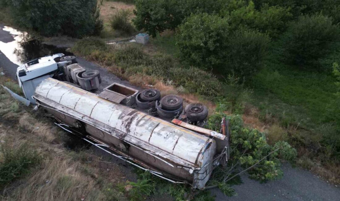 Afyonkarahisar’ın Sultandağı ilçesinde kontrolden çıkan sıcak asfalt yüklü tır yol