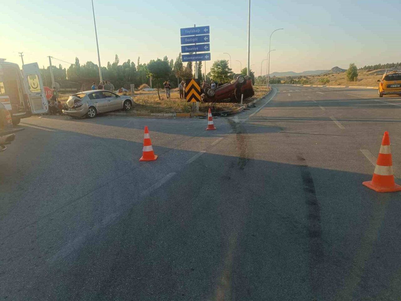 Afyonkarahisar’ın İhsaniye ilçesinde hafif ticari araç ile otomobilin çarpışması sonucu