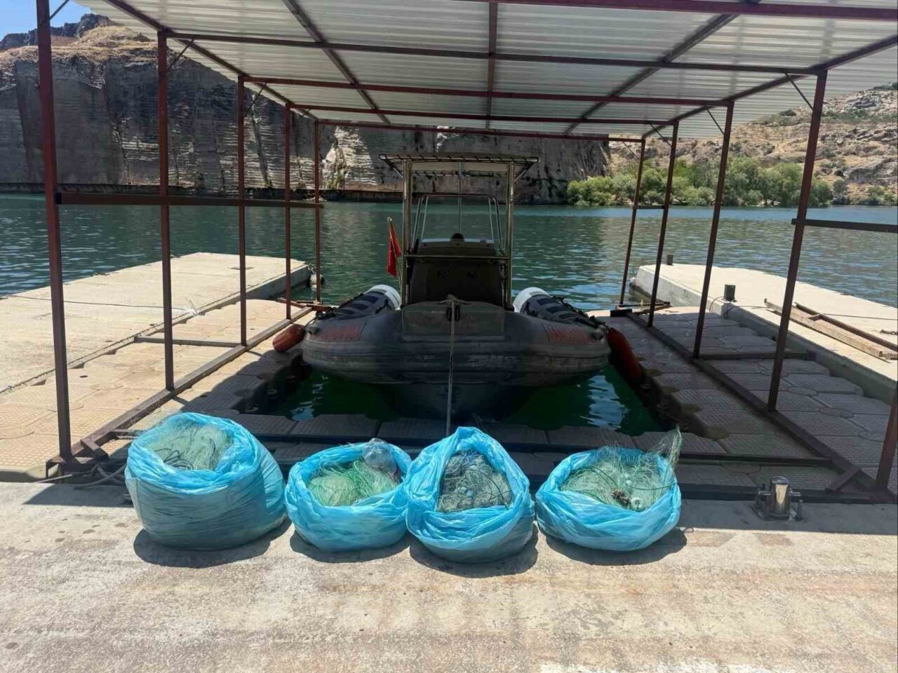 Gaziantep’te ağ ile avlanma yasağına uymayan şahıs, jandarma ekiplerince yakalandı.