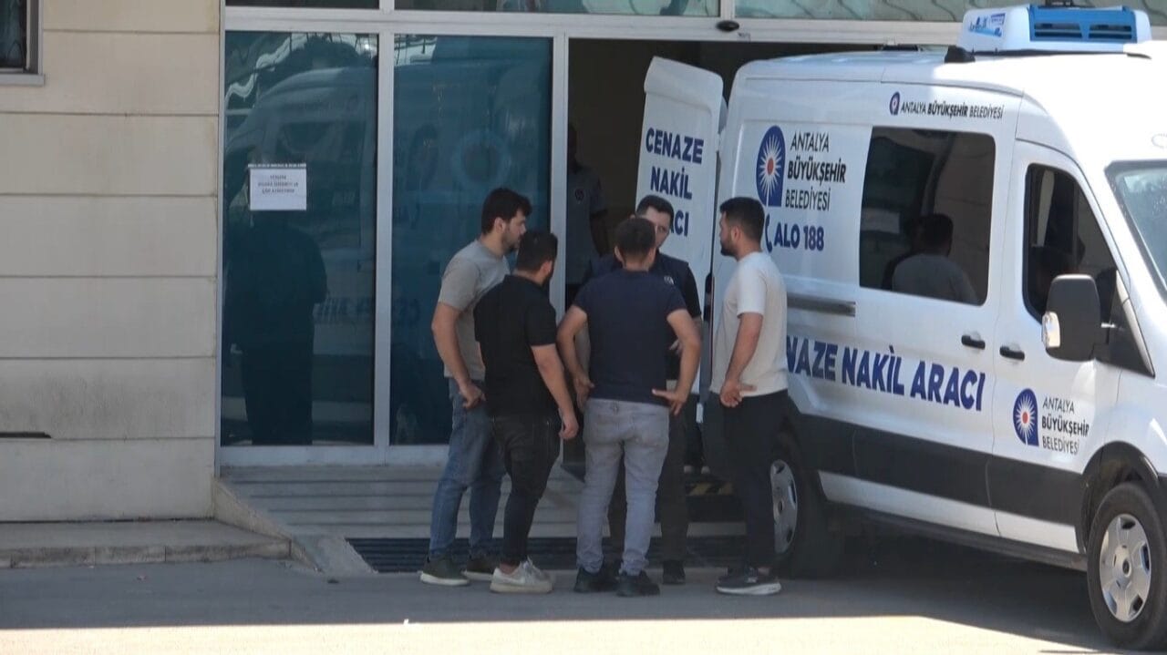 Antalya’da ağabeyi tarafından 14 bıçak darbesi ile öldürülen üniversite öğrencisi