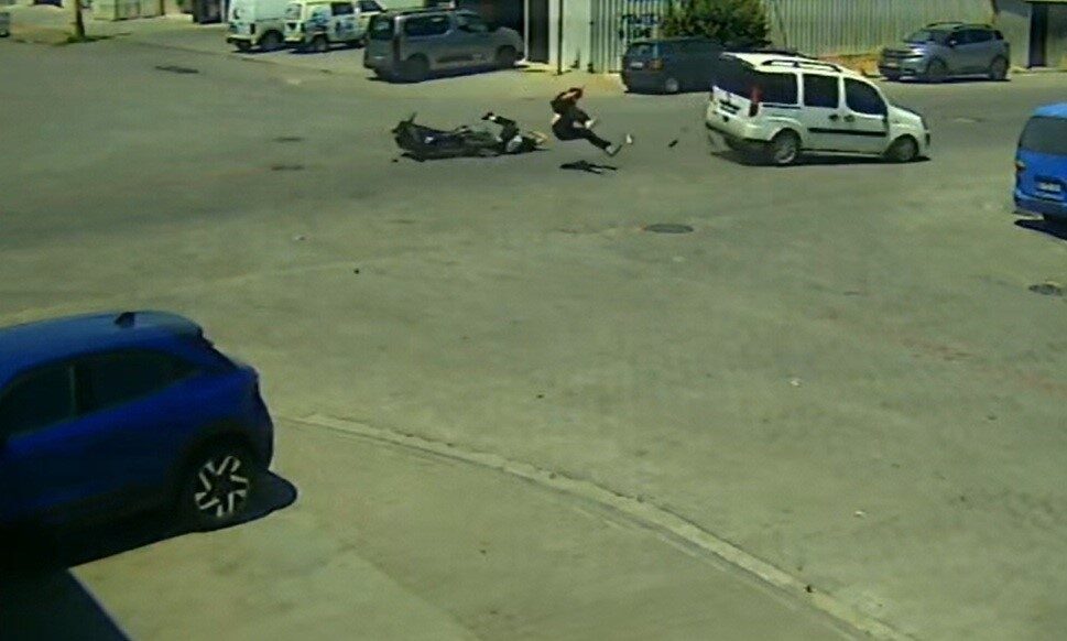 Aydın’ın Efeler ilçesinde motosiklet ile ticari aracın çarpışması sonucu meydana