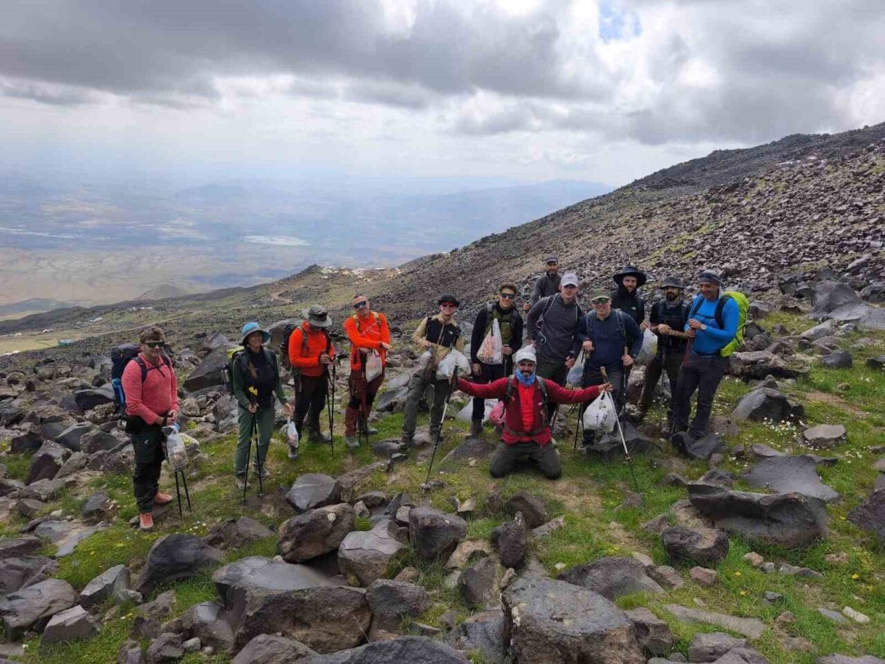 Ağrı Dağı’nın zirvesine tırmanış yapan yerli ve yabancı dağcılar, bu