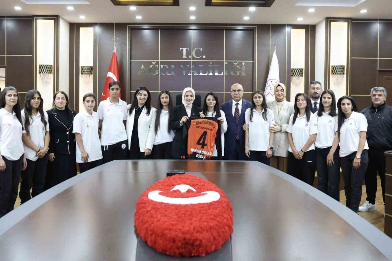 Aile ve Sosyal Hizmetler Bakanı Mahinur Özdemir Göktaş, 2. Lig’de