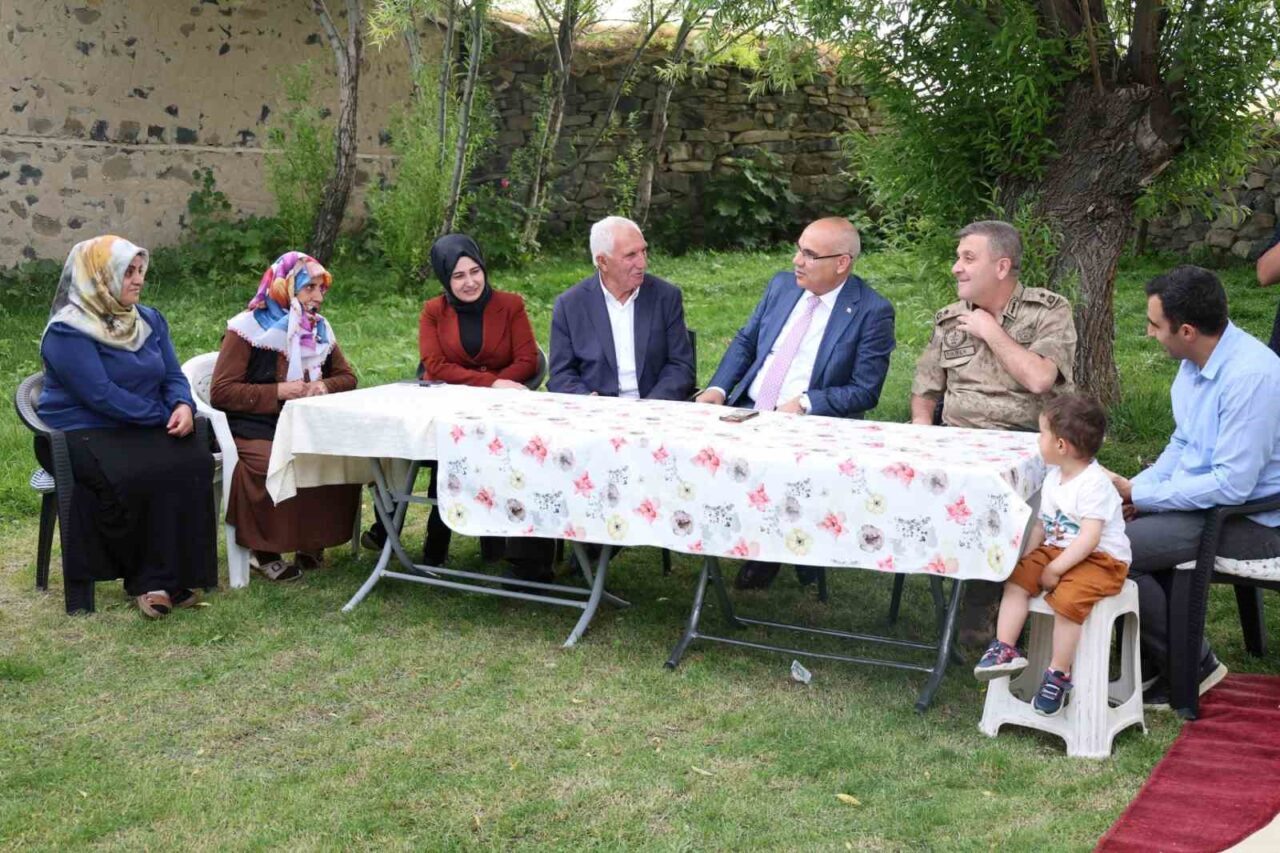 Ağrı Valisi Mustafa Koç, şehit ailelerine gerçekleştirdiği ziyaretlerde, devletin şehit