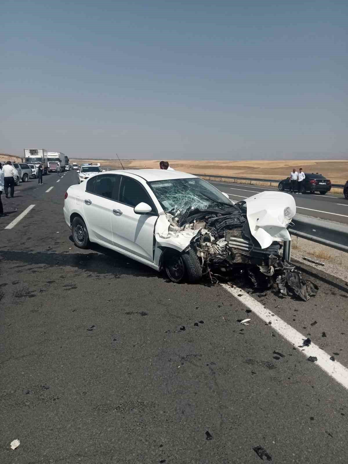 Ağrı’da seyir halindeki otomobilin traktöre çarpması sonucu meydana gelen kazada