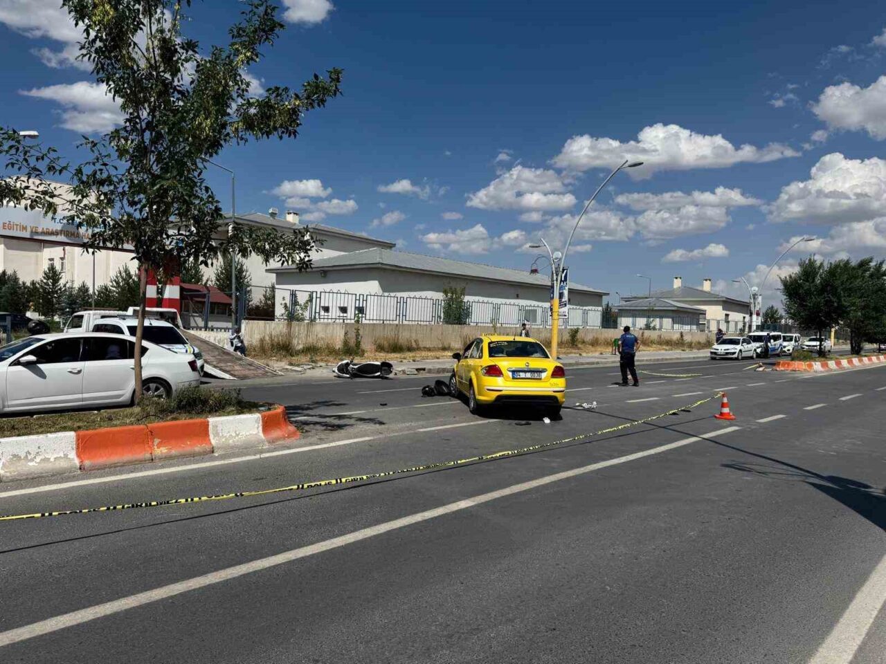 Ağrı’da motosikletin ticari taksiye çarpması sonucu meydana gelen kazada motosiklet