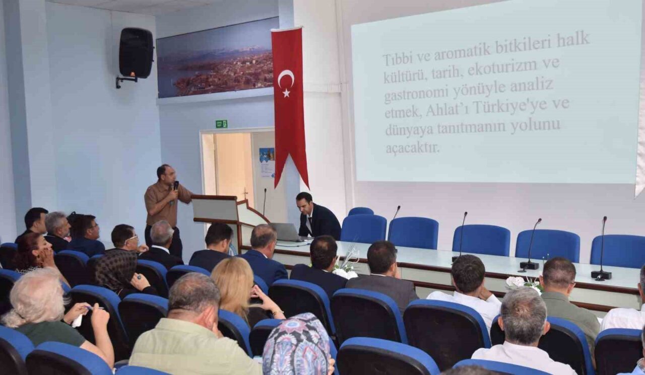 Bitlis’in Ahlat ilçesinde Kubbet-ül İslam Ahlat Buluşmaları kapsamında “İstihdama Bir