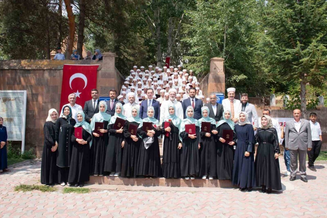 Bitlis’in Ahlat ilçesinde hafızlık eğitimini tamamlayan 83 öğrenci için icazet