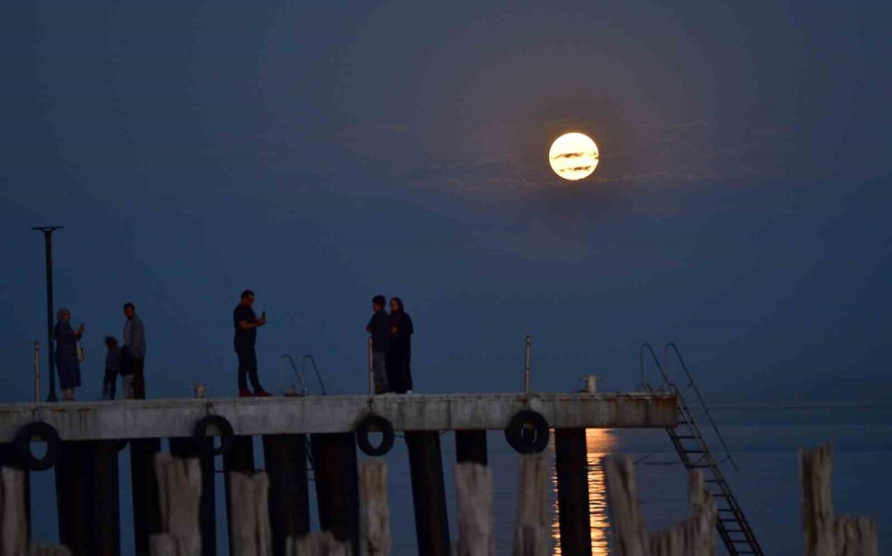 Bitlis’in Ahlat ilçesinde akşam saatlerinde iskele üzerinde beliren dolunay, Van
