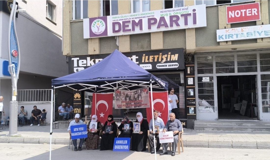 Muş’ta çocukları PKK tarafından kaçırılan aileler, DEM Parti İl Başkanlığı