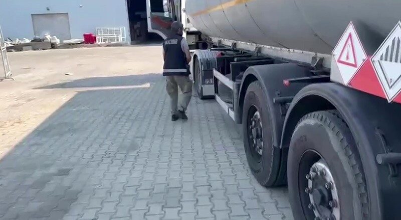 Adana’da bir tankerde yapılan aramada binlerce paket kaçak sigara ele