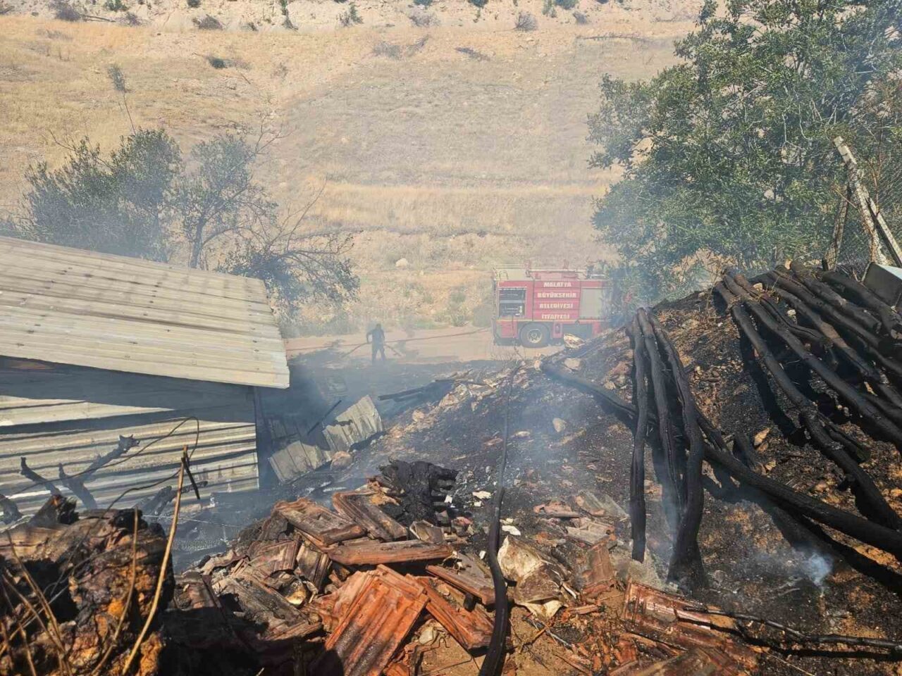 Malatya’nın Akçadağ ilçesinde bir odunlukta çıkan yangın paniğe neden oldu.