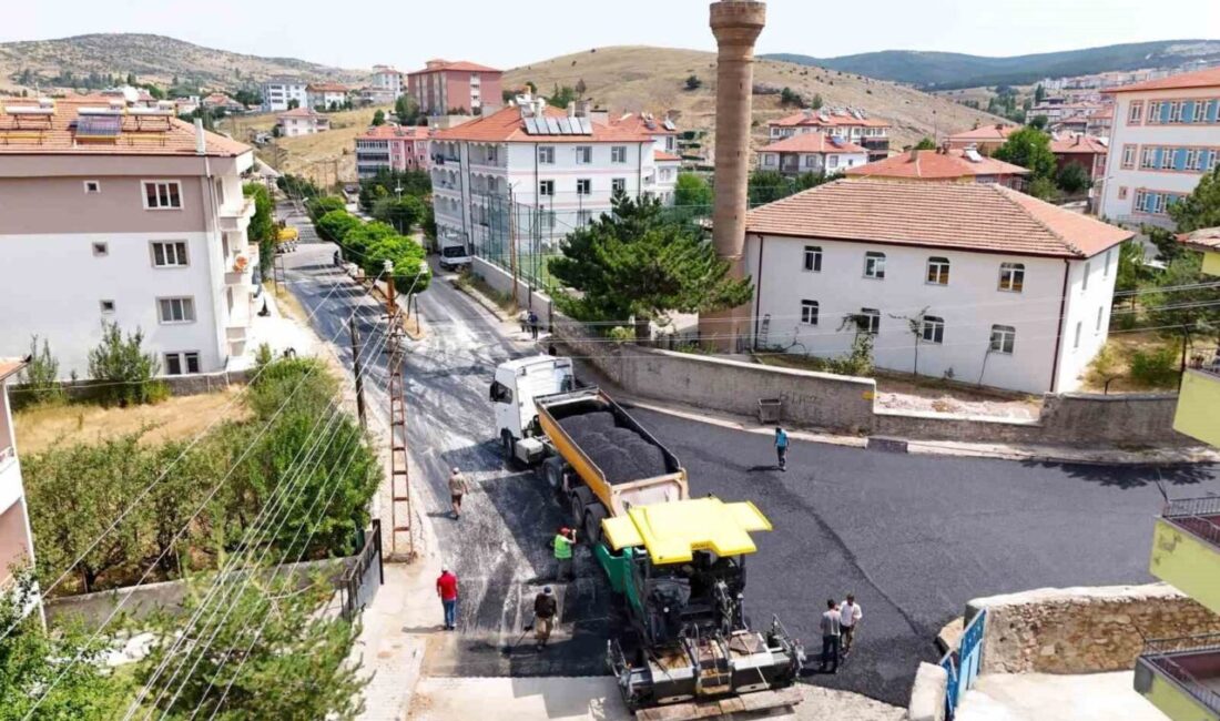 Akdağmadeni Belediyesi, sıcak asfalt çalışmalarıyla Akdağmadeni’nin ulaşım standardını gün geçtikçe