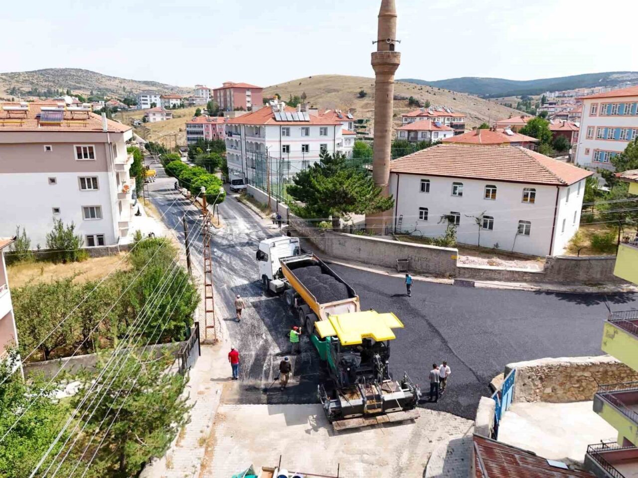 Akdağmadeni Belediyesi, sıcak asfalt çalışmalarıyla Akdağmadeni’nin ulaşım standardını gün geçtikçe