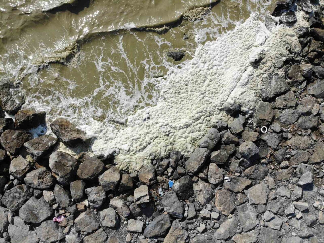 HATAY (İHA) – Hatay’ın Arsuz ilçesi sahilinde su yüzeyinde oluşan