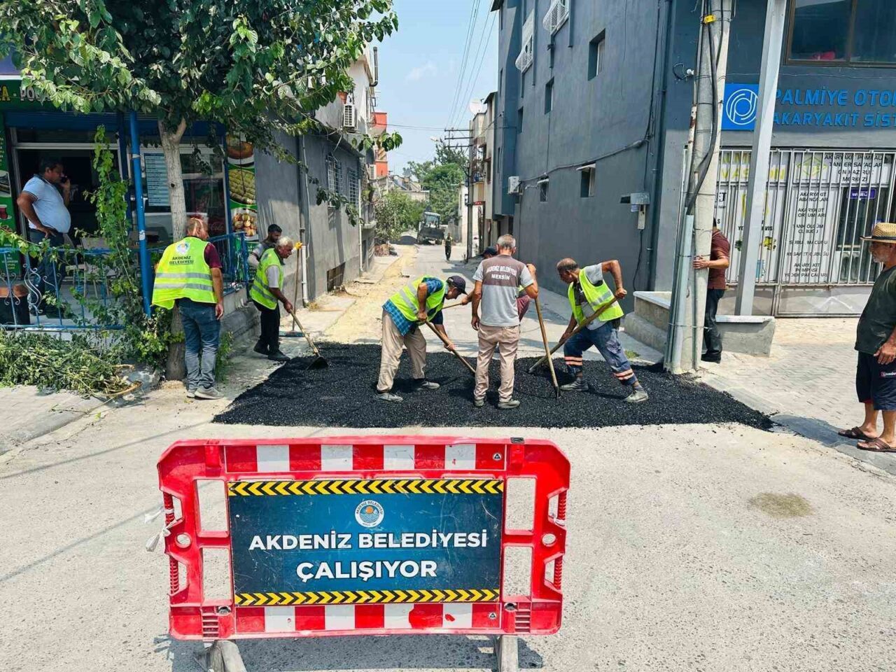 Mersin’in merkez ilçe Akdeniz Belediyesi Fen İşleri Müdürlüğü ekipleri, ilçeye