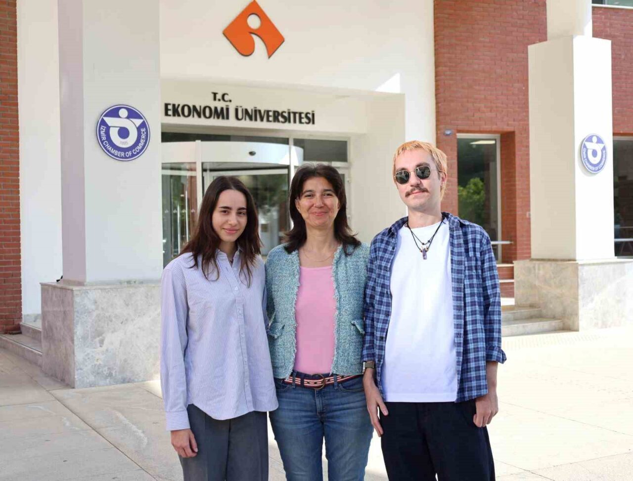 İzmir Ekonomi Üniversitesi (İEÜ) Elektrik-Elektronik Mühendisliği Bölümü Dr. Öğretim Üyesi