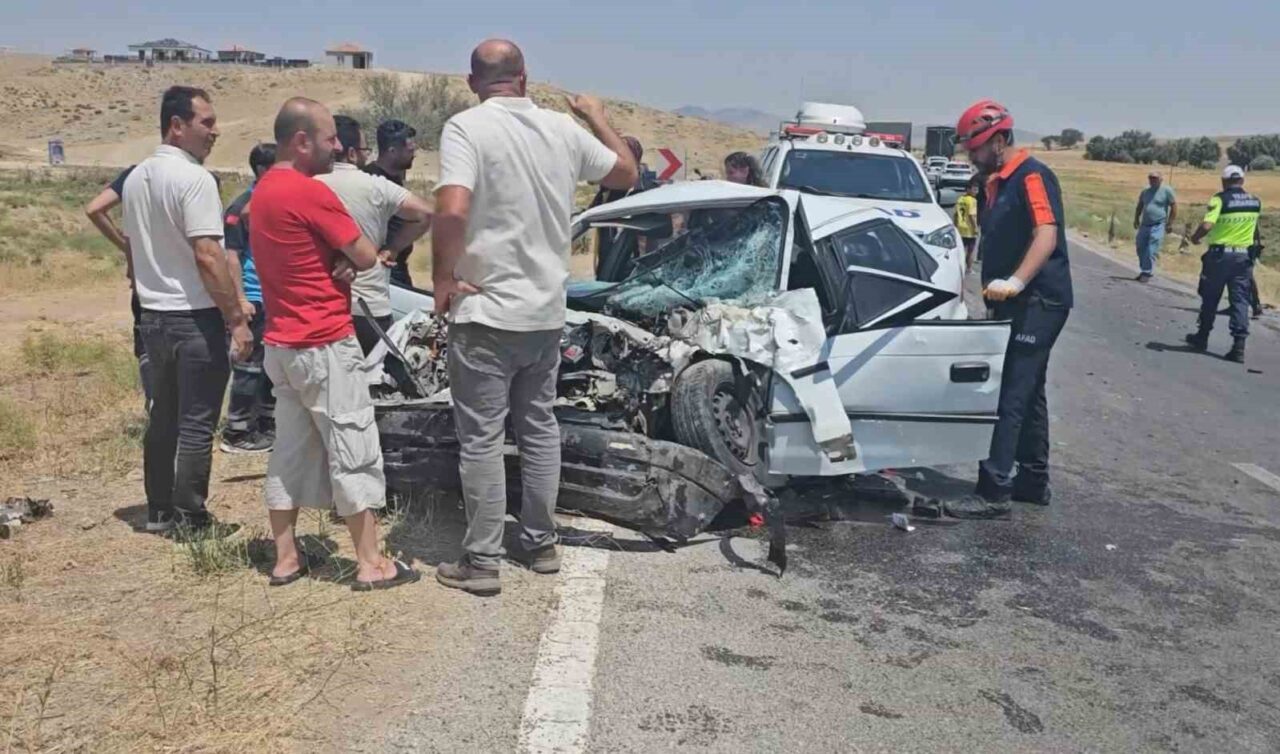 Aksaray’da otomobil ile kamyonetin çarpıştığı kazada 1 kişi hayatını kaybetti,