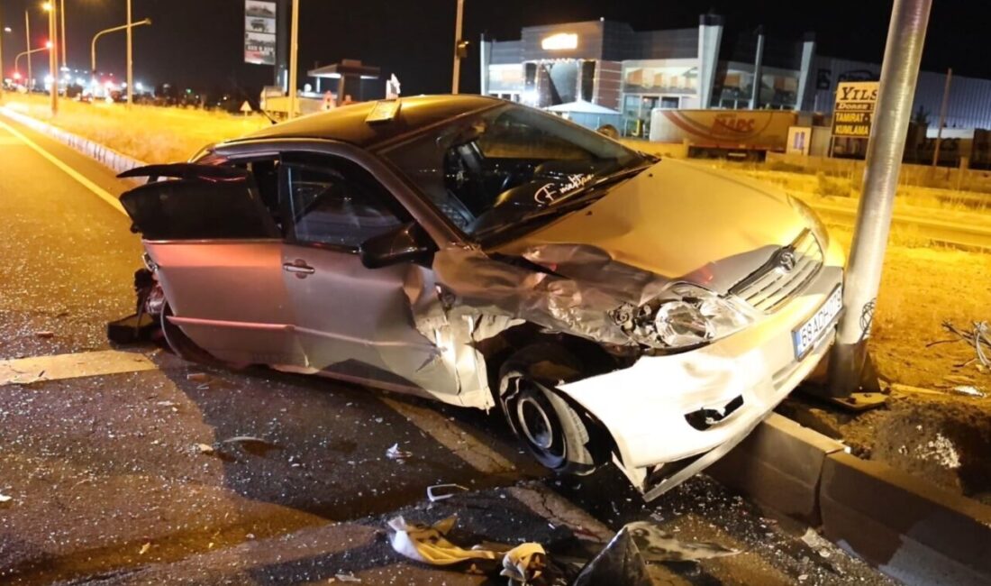 Aksaray’da tırın 2 otomobile çarptığı trafik kazasında 1 kişi yaralandı.