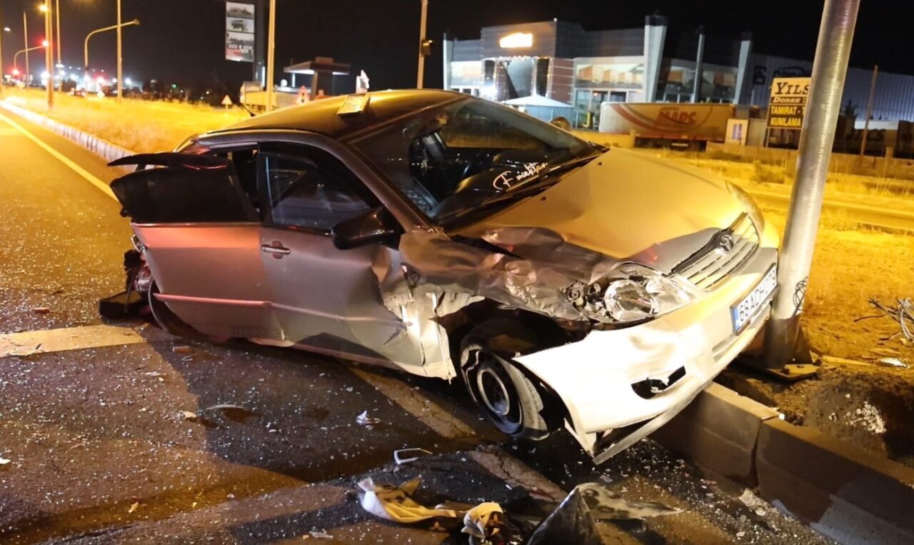 Aksaray’da tırın 2 otomobile çarptığı trafik kazasında 1 kişi yaralandı.