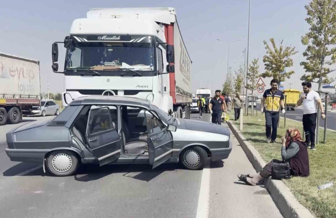 Aksaray’da tırın otomobile çarpması sonucu meydana gelen trafik kazasında 3