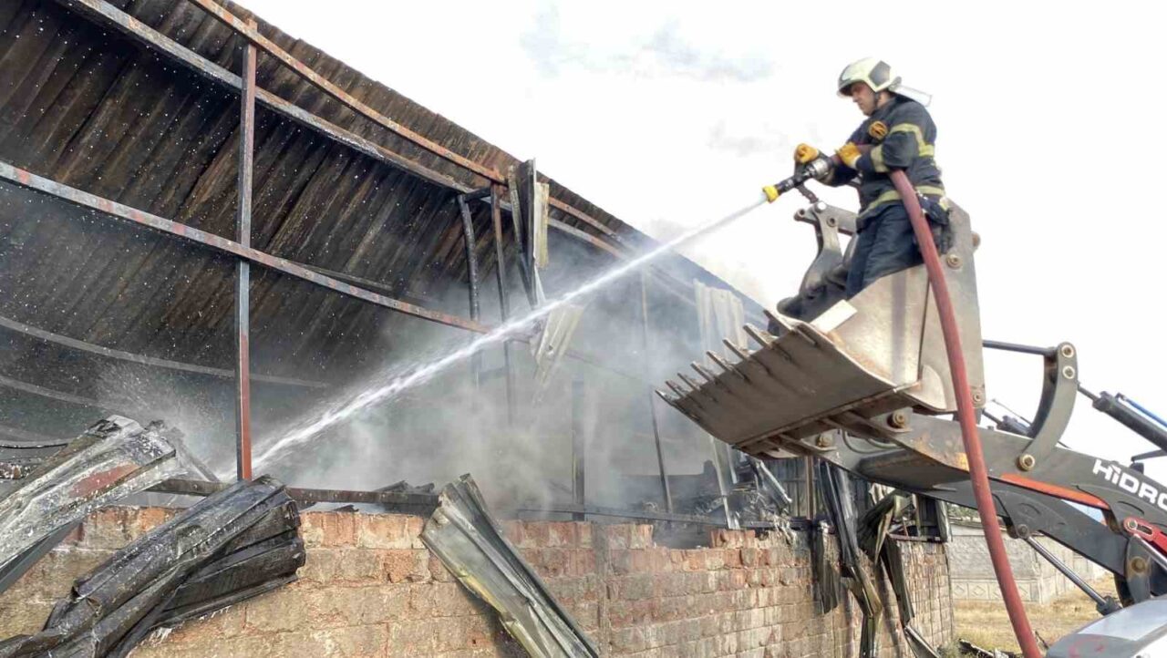 Aksaray’da yapı malzemeleri deposunda çıkan yangın paniğe neden olurken, milyonlarca