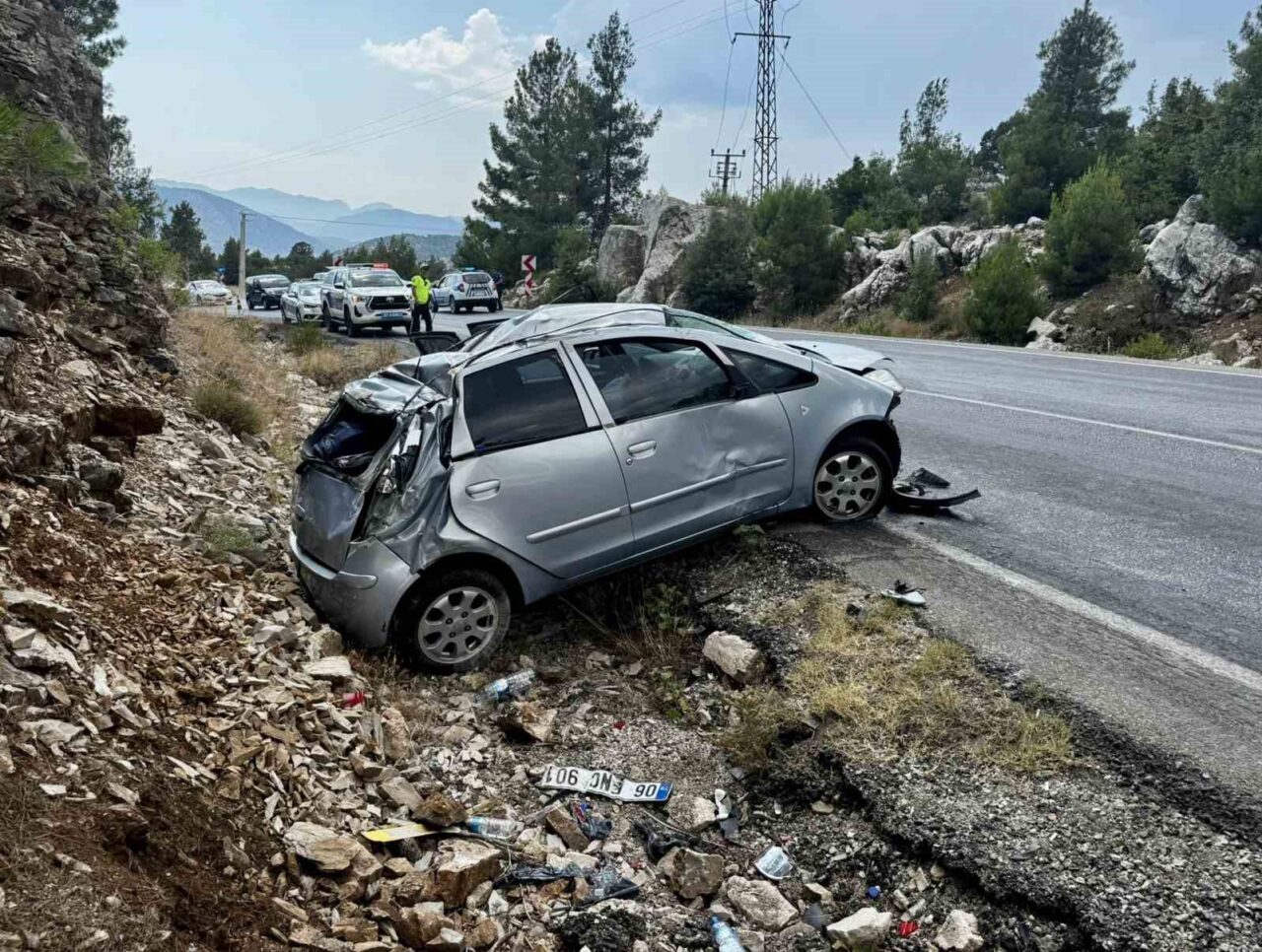 Antahlya’nın Akseki ilçesinde kontrolden çıkan otomobilin kayalıklara çarpması sonucu meydana