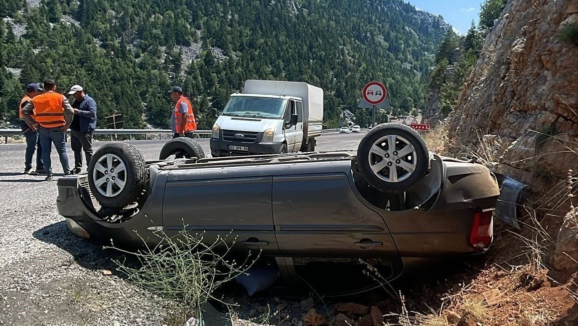 Antalya’nın Akseki ilçesinde kontrolden çıkan otomobilin kayalıklara çarpması sonucu meydana