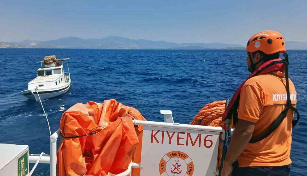 Muğla’nın Bodrum ilçesi Turgutreis açıklarında makine arızası yapan tekne, Kıyı