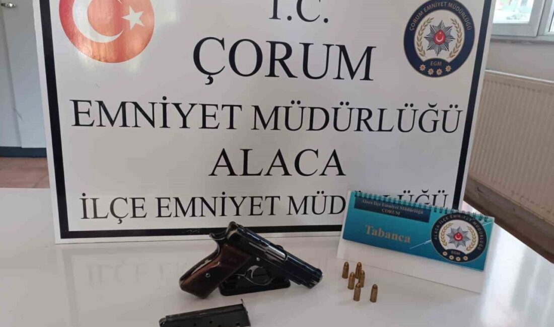 Çorum’un Alaca ilçesinde gerçekleştirilen trafik denetiminde, 1 adet ruhsatsız tabanca,
