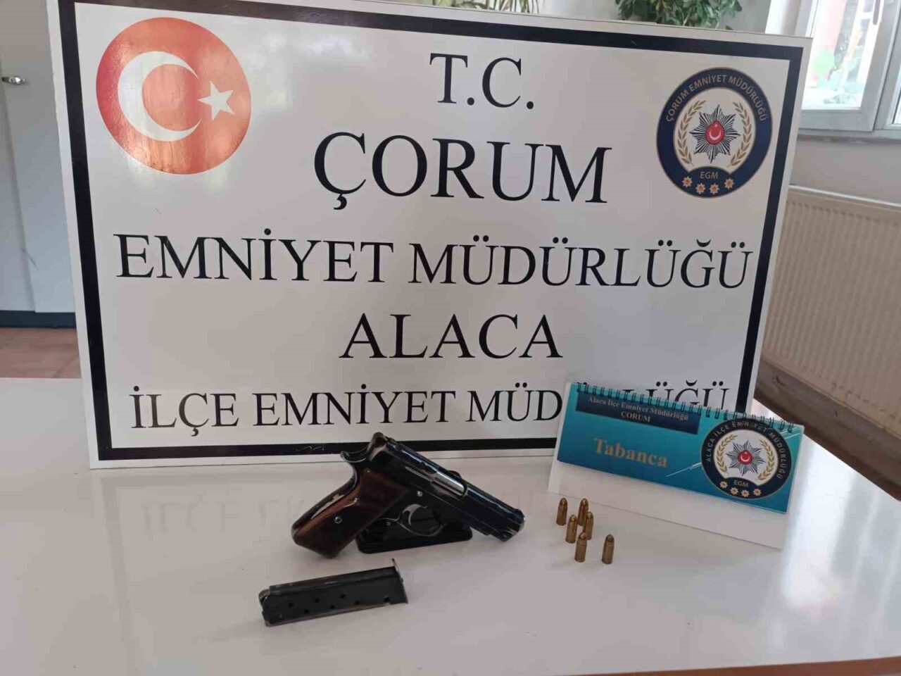 Çorum’un Alaca ilçesinde gerçekleştirilen trafik denetiminde, 1 adet ruhsatsız tabanca,