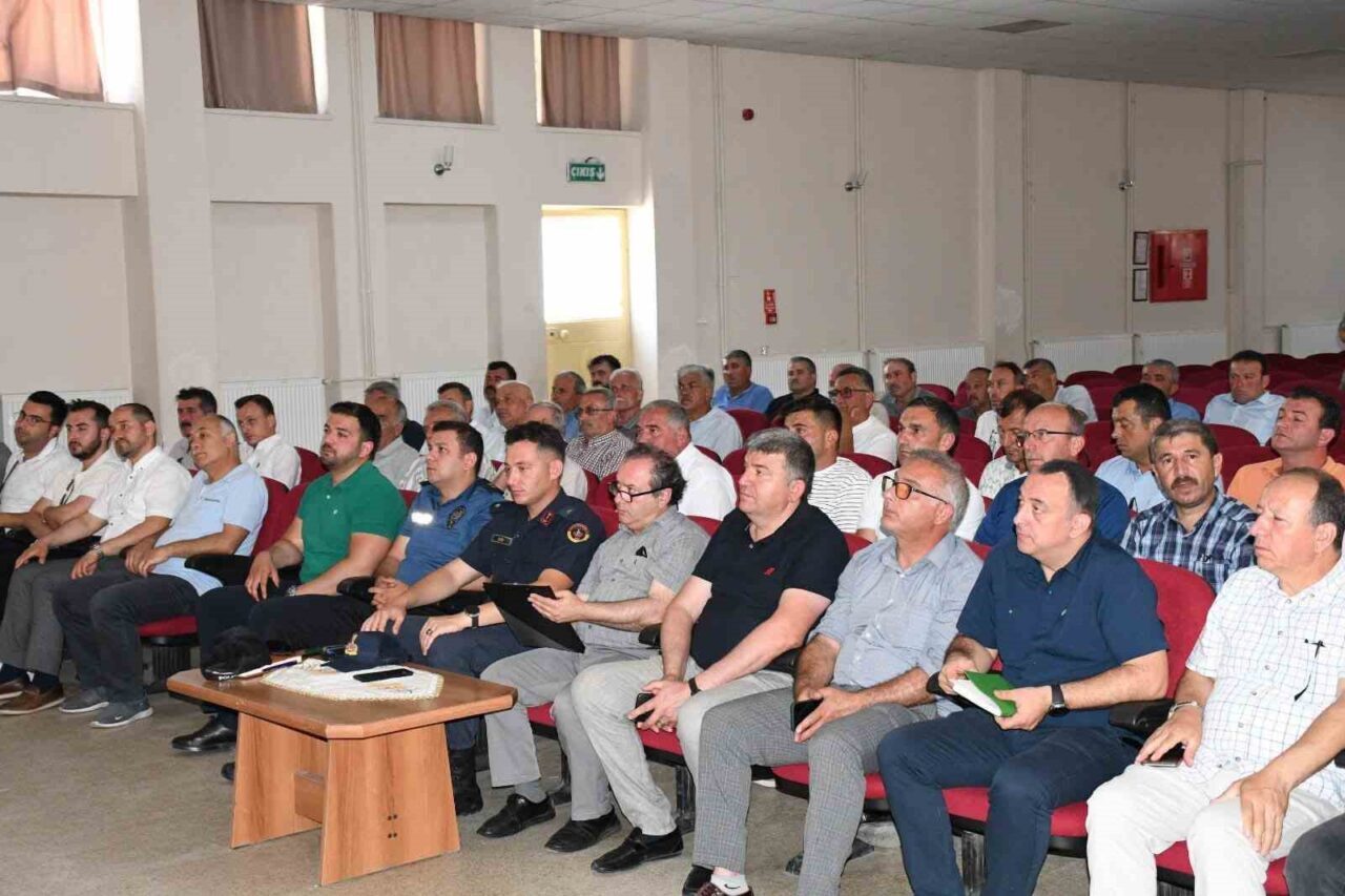 Samsun Alaçam Kaymakamı Fatih Kayabaşı’nın başkanlığında düzenlenen Muhtarlar Toplantısı, Halk