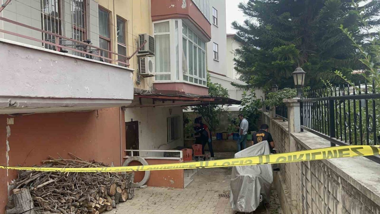 Antalya’nın Alanya ilçesinde, evinin önünde hareketsiz bir şekilde yatan adamın,