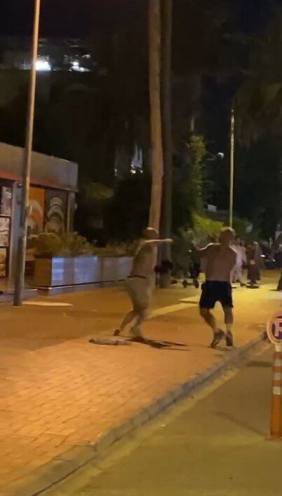 Antalya’nın Alanya ilçesinde 2 Rus turistin kavgasında yumruklar konuştu. Kavga