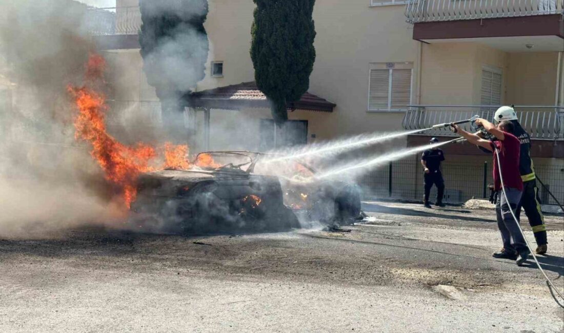 Antalya’nın Alanya ilçesinde seyir halindeyken alev alan otomobil kullanılmaz hale