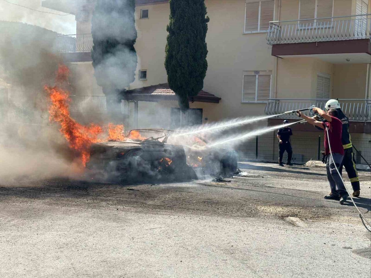 Antalya’nın Alanya ilçesinde seyir halindeyken alev alan otomobil kullanılmaz hale