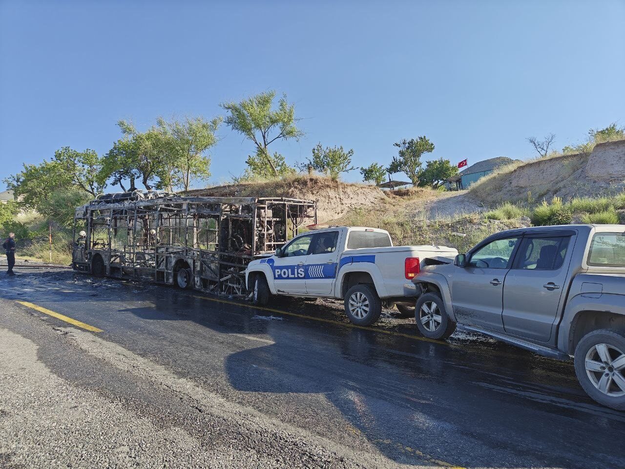 Kayseri’nin Hacılar ilçesinde yanan halk otobüsü küle dönerken, geriye doğru