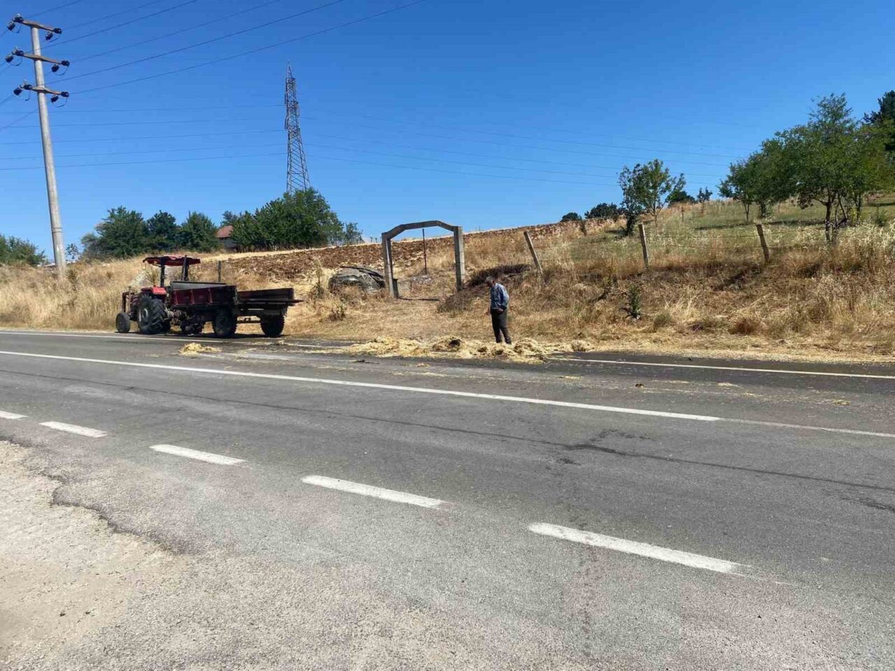 Bilecik’te tarladan toplanan saman balyalarını taşıyan traktör bir anda alev
