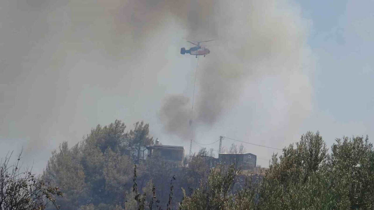 Antalya’nın Aksu ilçesinde çıkan orman yangınında itfaiye ve orman ekiplerinin