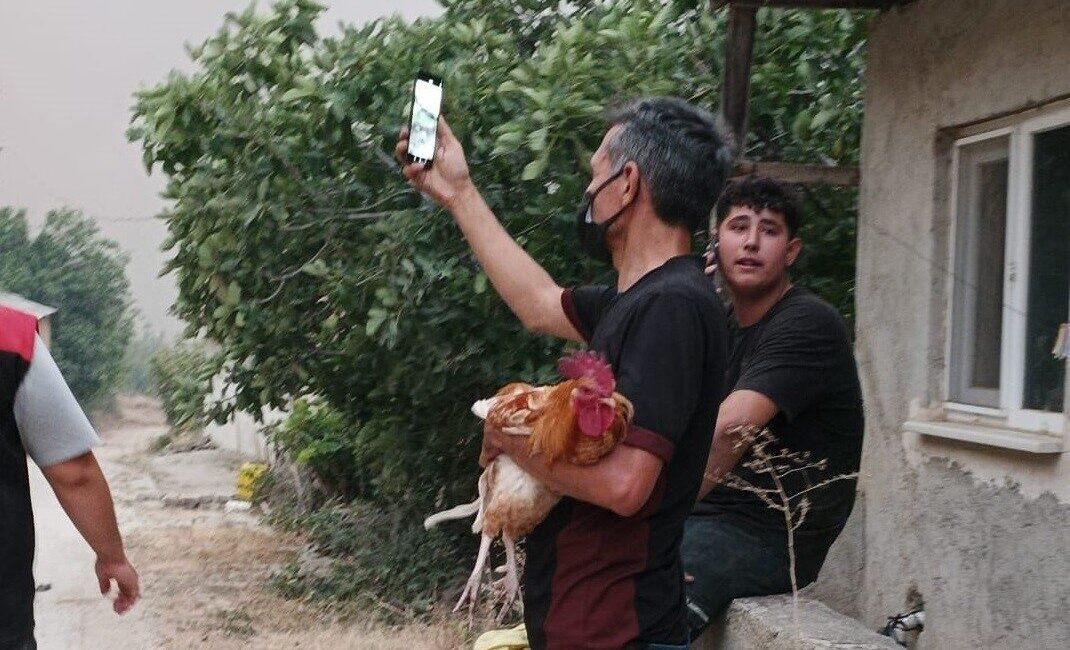 Bilecik’in Osmaneli ilçesindeki orman yangınında alevlerin yaklaştığı Selçik köyü boşaltıldı.